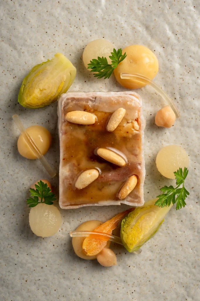 Explorez notre restaurant étoilé au guide Michelin à Gérone et laissez-vous surprendre par une proposition gastronomique où chaque plat allie technique, sensibilité et produit de proximité dans une expérience unique.