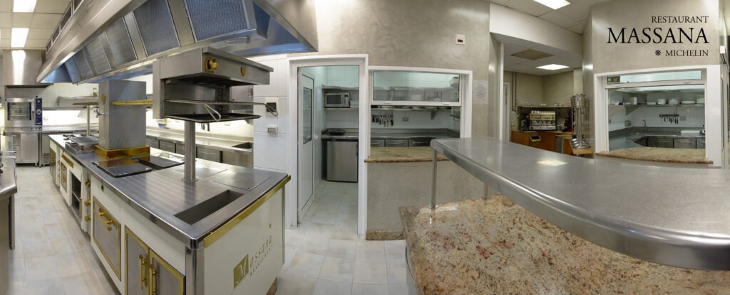Imatge de la cuina renovada del Restaurant Massana després de l’ampliació de l’any 2002, un espai gastronòmic modern pensat per potenciar l’excel·lència culinària i els esdeveniments corporatius a Girona.