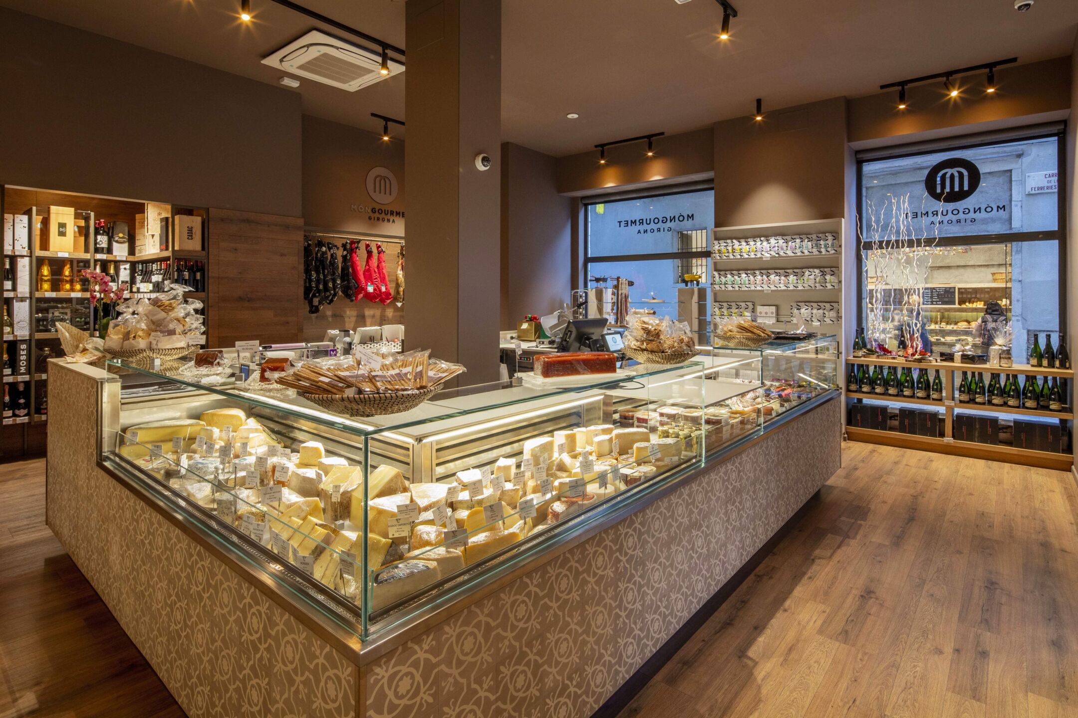 Món Gourmet neix de la fusió de dues famílies. Especialitzada en productes gourmet d’alta qualitat, avalada per les millors marques i definida per la proximitat, el rigor i la dedicació.