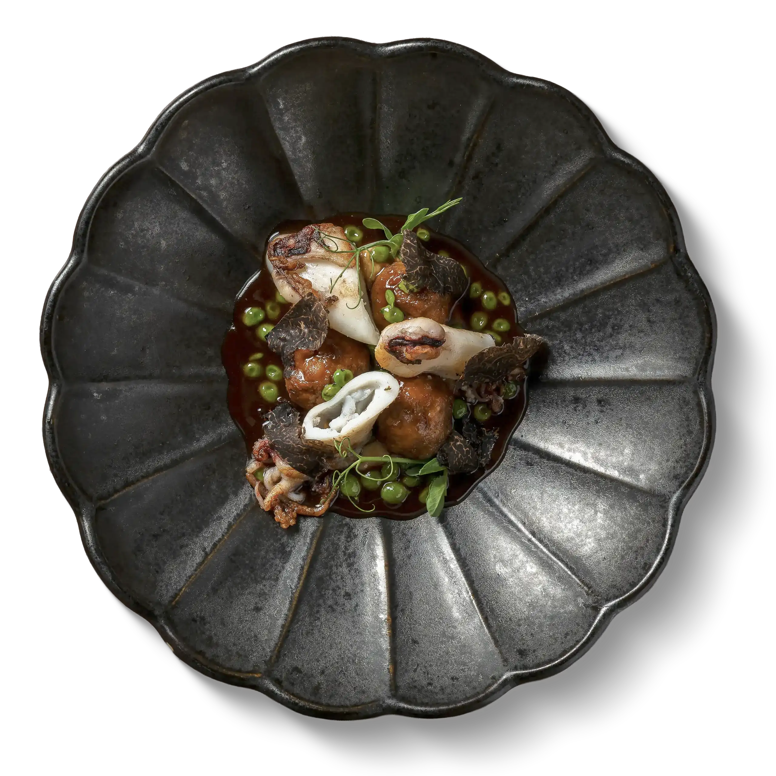 Tirant parti de l’environnement et du calendrier, notre cuisine reste en mouvement tout au long de l’année. Les champignons et la truffe blanche d’automne, le gibier et les civelles de l’hiver, les févettes et les morilles du printemps ou le large éventail de tomates qu’offre l’été sont magnifiés par une élaboration simple et soignée.