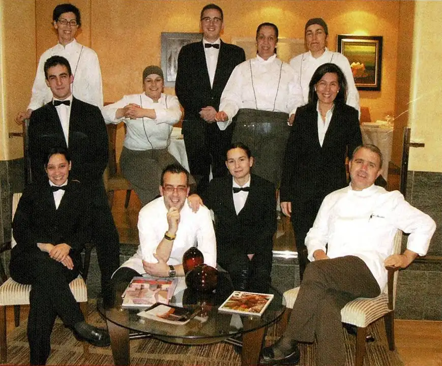 Fotografia històrica de l’equip del Restaurant Massana, símbol de l’esforç col·lectiu, la passió per la gastronomia i el camí cap a l’estrella Michelin.