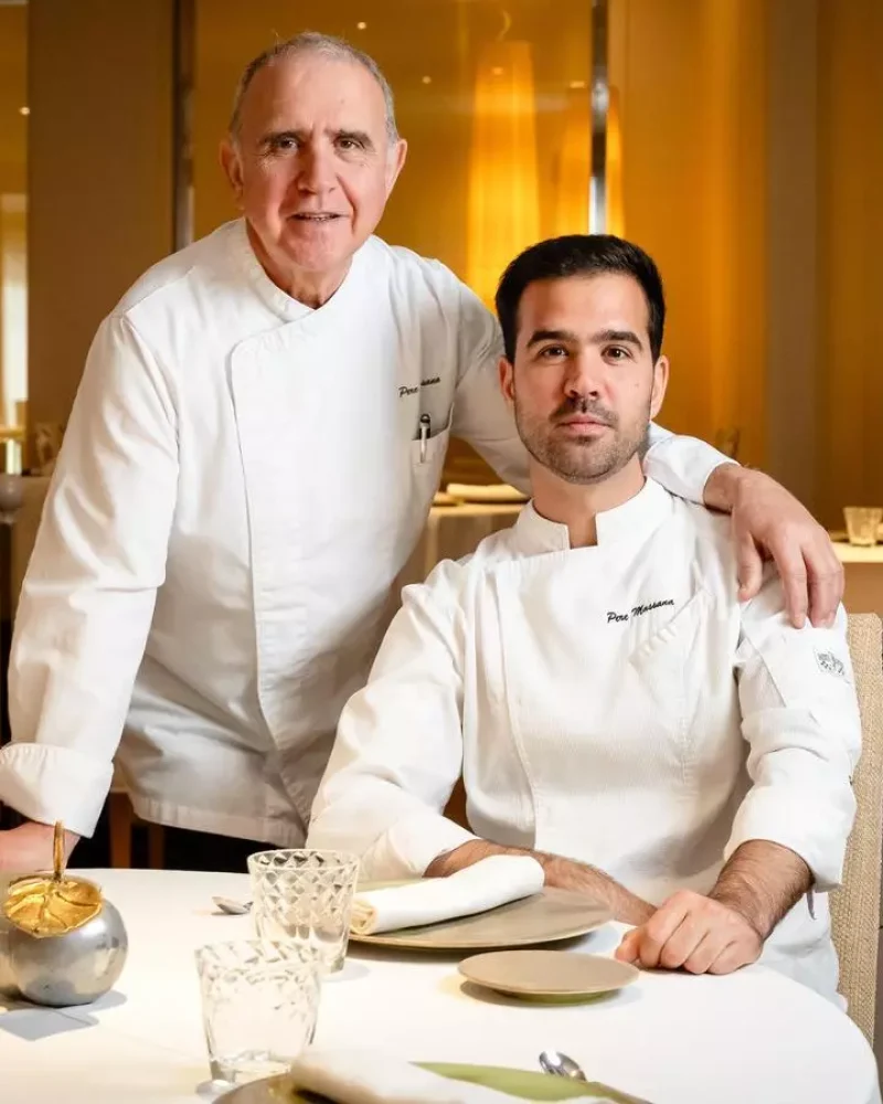 Retrat de dues generacions al Restaurant Massana, un restaurant amb estrella Michelin a Girona, simbolitzant el relleu generacional, l’excel·lència gastronòmica i l’essència familiar en un entorn elegant i acollidor.