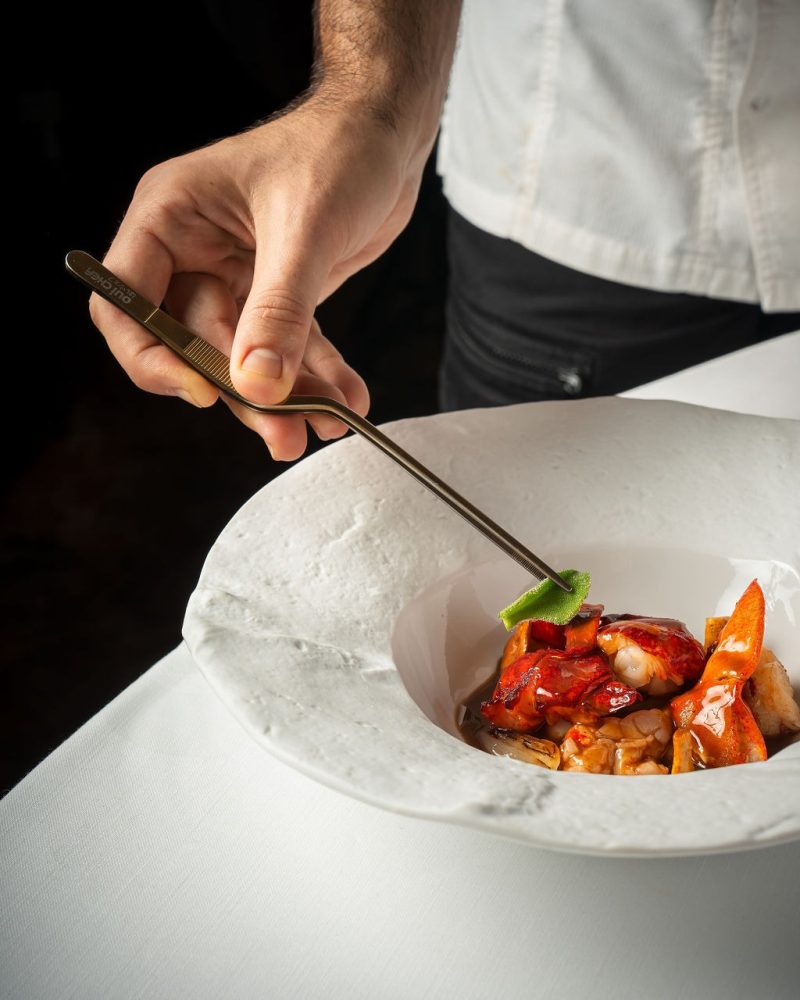 Gaudeix d’un menú degustació versàtil i creatiu, elaborat amb producte de temporada i tècniques gastronòmiques d’alt nivell per oferir una experiència única en un restaurant amb estrella Michelin a Girona.