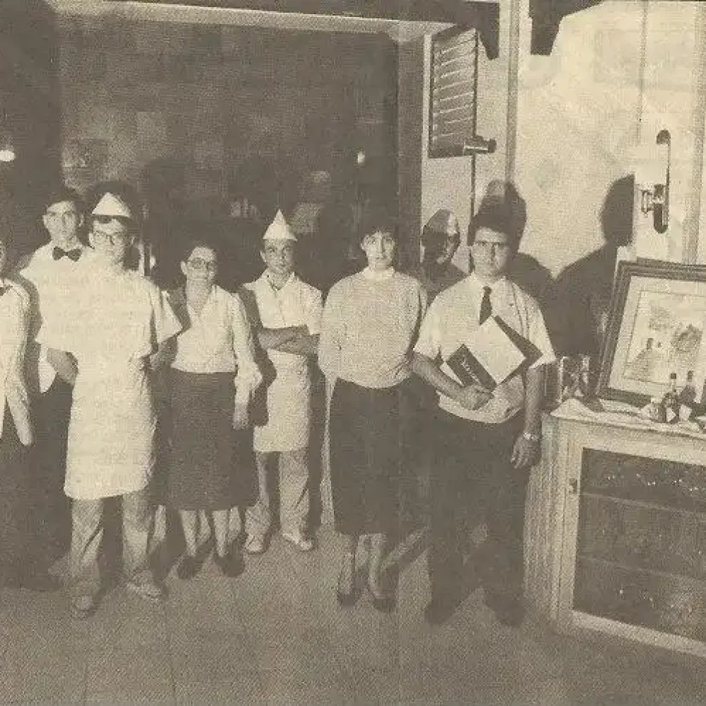 Fotografia històrica d’un jove equip de sala i cuina als inicis de la trajectòria professional de Pere Massana, reflectint els primers passos dins el món de la restauració i l’hostaleria a Girona.