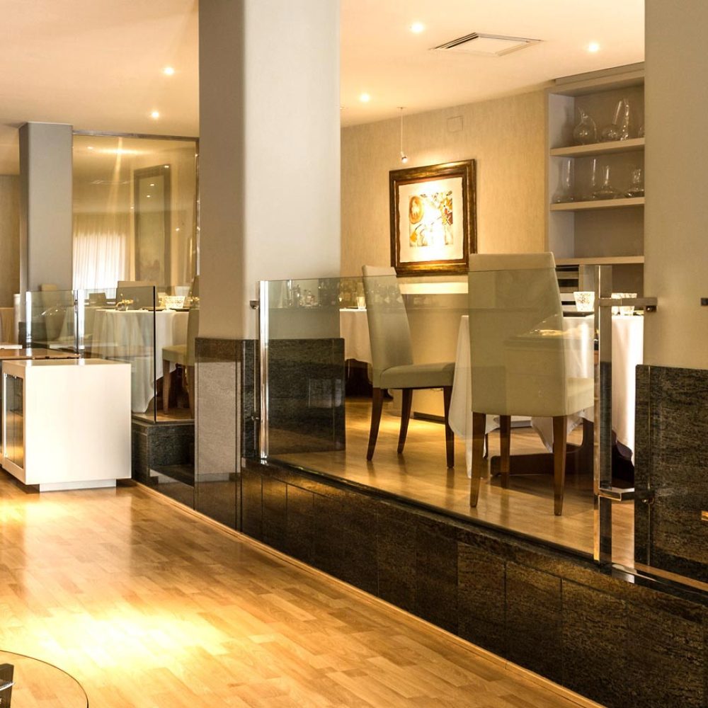 Interior elegante y luminoso del Restaurante Massana, un restaurante en el Barri Vell de Girona donde la gastronomía, el confort y la atención al detalle crean una experiencia exclusiva.