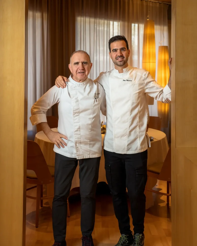Retrat de dues generacions del Restaurant Massana dins un espai elegant i acollidor, representant el relleu generacional i la continuïtat d’un restaurant gastronòmic amb estrella Michelin a Girona.
